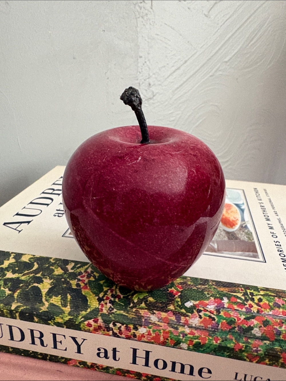 Vintage Red Marble Apple
Paperweight Carved Alabaster
Stone Fruit‎